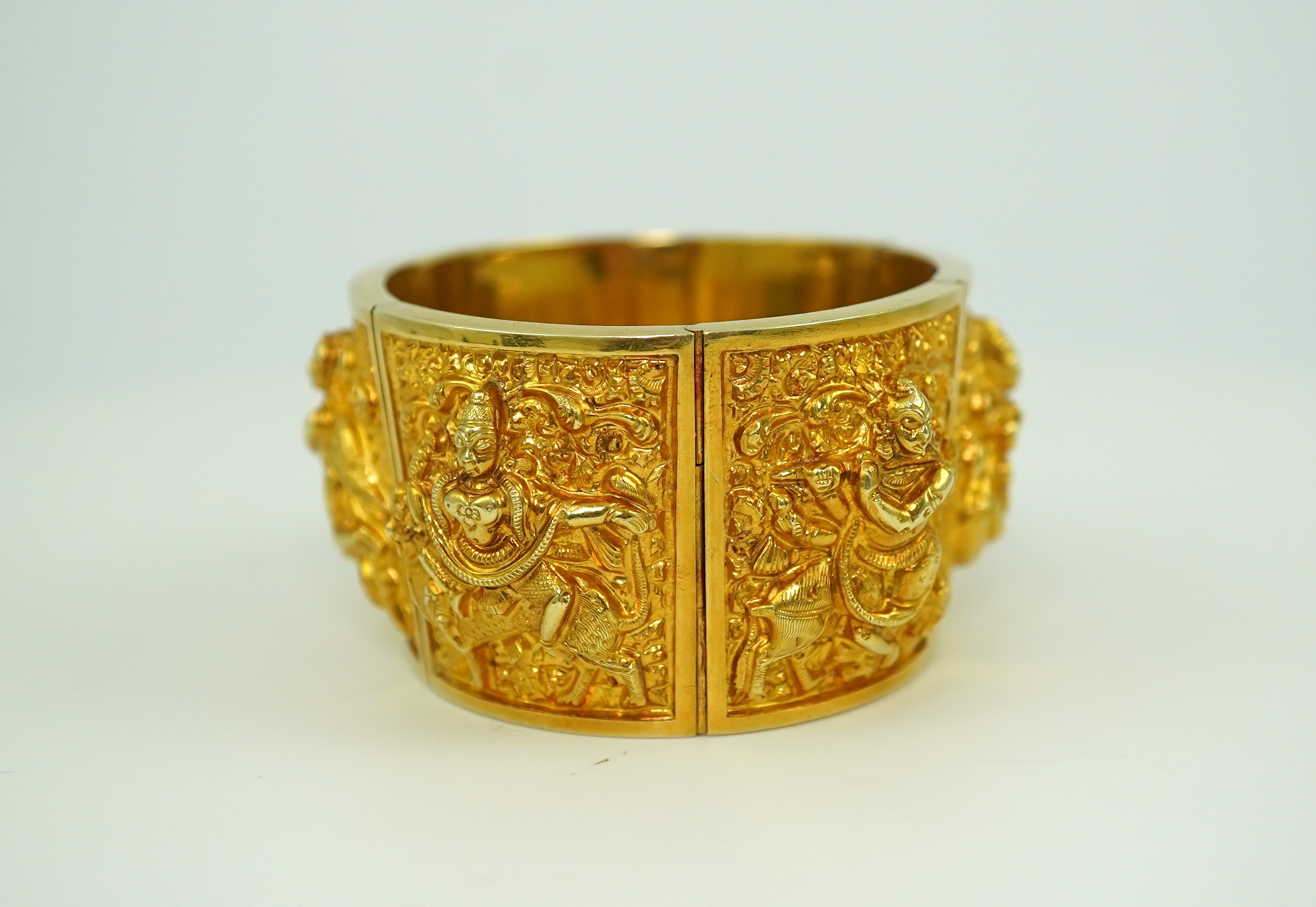 A gold cuff bracelet, early 20th century